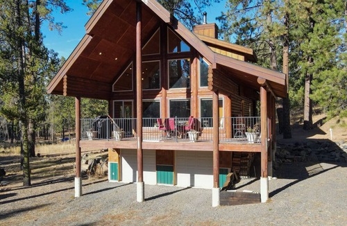 Cascade Cabin | Log Cabin Getaway: WIFI, GameRoom, Firepit, pets OK!