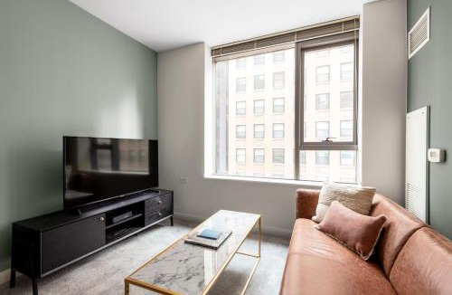 Downtown Chicago Apartment | Loop Studio w Pool Gym nr Financial District CHI-218