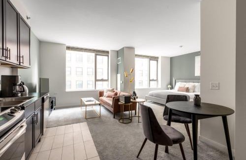 Downtown Chicago Apartment | Loop Studio w Pool Gym nr Financial District CHI-218