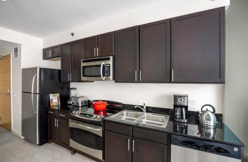 Downtown Chicago Apartment | Loop Studio w Pool Gym nr Financial District CHI-218