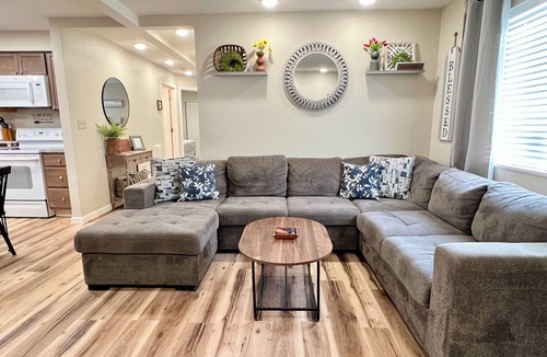 Tudor Area Apartment | Lower Grape, Midtown Home 3bed&1bath