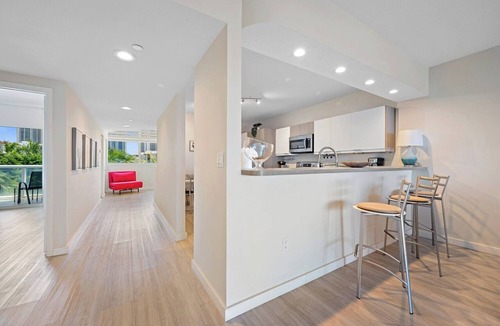 Sunny Isles Beach Condo | Luminous corner condo overlooking the bay | WIFI + Netflix + Parking