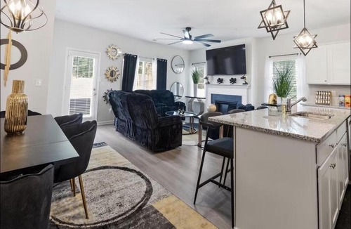 Morrow House | Luxe 4BR Townhome with Entertainment Area -10 mins from Airport