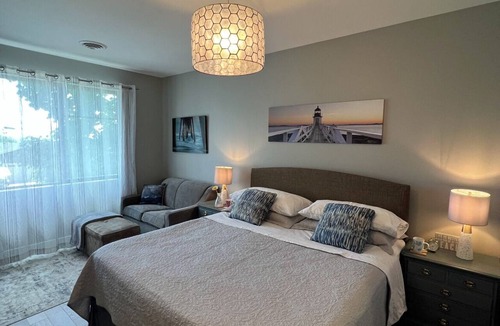 Campbell River Bed & Breakfast | Luxe King Studio~Suite Sand Sea Fine Dining Breakfast