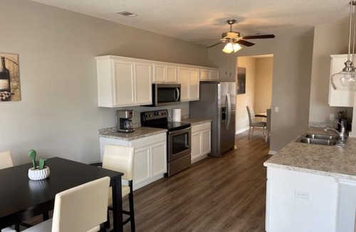 Fleming House | Luxurious & Spacious | ♛King Beds, Patio, Backyard
