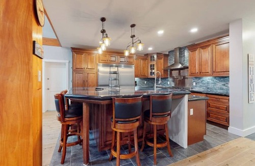 Boothbay House | Luxurious waterfront home with deck, firepit, hot tub, fireplace, & pool table