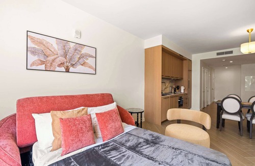 Wynwood Art District Apartment | Luxury 2BR | Rooftop Pool | 30 Min to Stadium