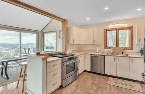 Campton Ski Chalet | Luxury 4BR Waterville Retreat w/Arcade