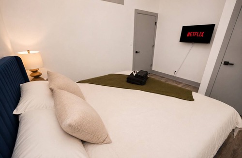 Near South Side Hotel | Luxury 6BR/3BA Group Stay in McCormick, Sleeps 12