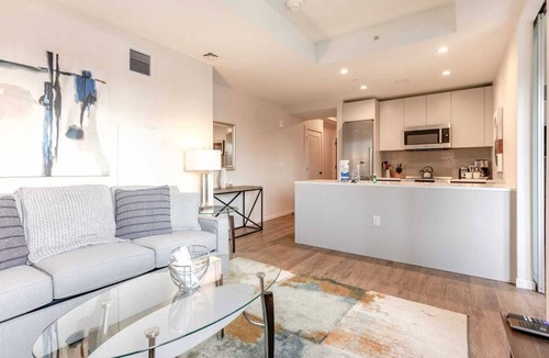 Seaport District Apartment | Luxury & Bright Apt Downtown Seaport