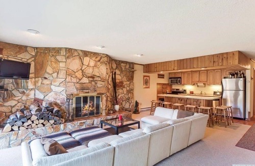 Hunter House | Luxury Hunter Mountain View Townhome -Pool-Fire pit-Walk to Scribner’s-Sleeps 10