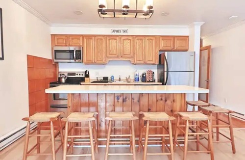 Hunter House | Luxury Hunter Mountain View Townhome -Pool-Fire pit-Walk to Scribner’s-Sleeps 10