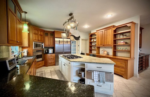 Sandgate House | Luxury Mountain Dream Escape Hot Tub/Game Room