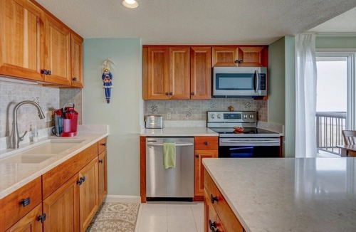 Ocean Park Condo | Luxury Oceanfront Condo - Pool - Sauna - Parking