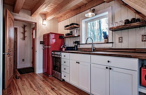 Springvale Cabin | Luxury Year-round Treehouse in Sanford, ME
