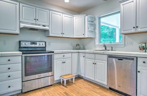 Marion House | Marion Home w/Private Deck < 1 Mi From Beach