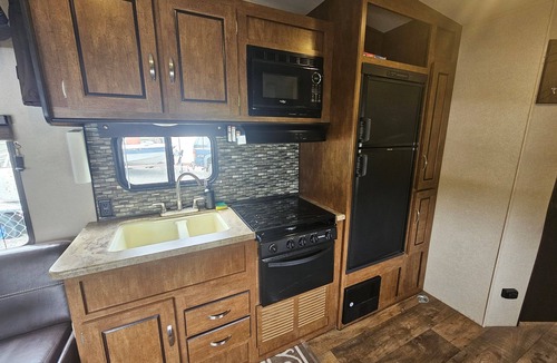 Riggins House | Midsize Camper Sleeps 4 cornhole Backyard Parking A/C