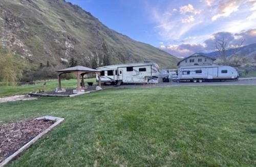 Riggins House | Midsize Camper Sleeps 4 cornhole Backyard Parking A/C
