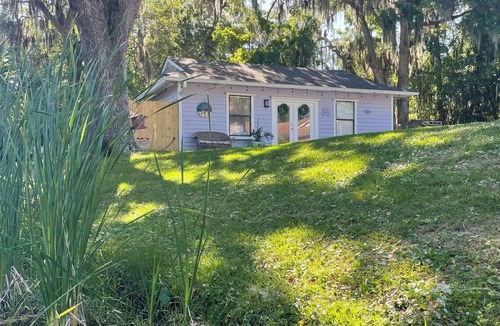 Talahi Island Cottage | Midway between Savannah and Tybee Island.