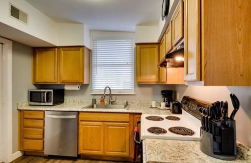 Savannah House | Mins To Downtown! Ping-Pong&Pets - Halcyon Hangout