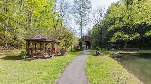 Sevierville Ski Chalet | Misbeehavin'
