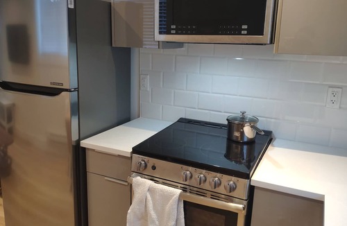 Hastings House | Modern 2-Level Two Bedroom Guest House