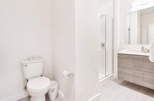 Chinatown Apartment | Modern 2BR | Full Kitchen | Downtown | Close to Hospital