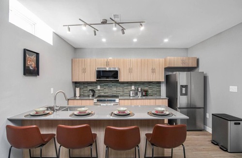 Hamilton Condo | Modern 2BR Suite|Private Parking |Near DownTown