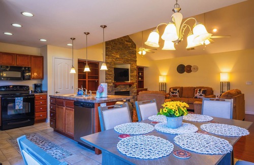 Gatlinburg - Pigeon Forge Cottage | Modern 2BR w/ Garage & Jacuzzi|<1 Mile to Parkway