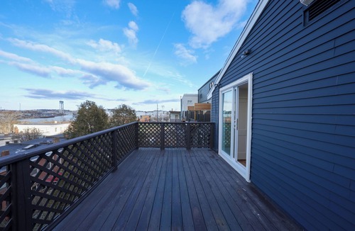Eagle Hill Apartment | Modern 3BR in Eagle Hill - Close to Airport, Transit & Downtown