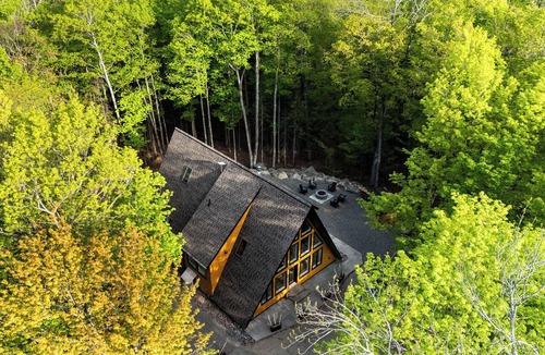 Haliburton Ski Chalet | Modern A-Frame Retreat -Sauna, Hot Tub, Haliburton