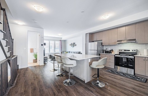 Brampton House | Modern Comfort Escape-Steps from Go Station