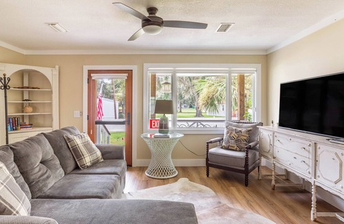 Valona House | Modern Costal Getaway in Townsend 4BR 2 BA