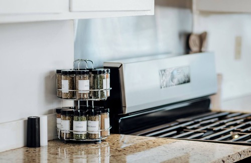 Montgomery House | Modern Cozy 2BR | Pet-Friendly Fast WiFi