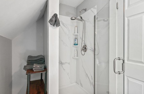 Whitefield House | Modern Cozy Apt Hiking Skiing Touring 2nd Floor