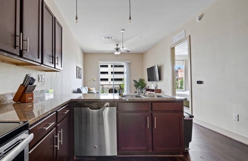 Montgomery Apartment | Modern Downtown Loft | King Bed + Free Parking