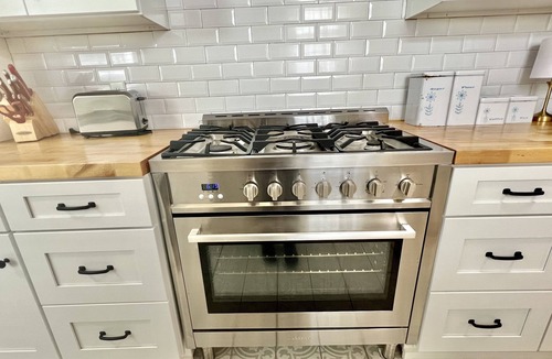 East Beach Cottage | Modern East Beach 3BR/2BA - Pool + Golf Cart
