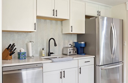 Hampton Bays House | Modern Hamptons Getaway: 5 minutes to the Beach and Restaurants!