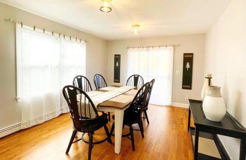 Cove - East Side - Shippan Villa | Modern Home off I-95 Perfect for Families & Business Stay with Ample Parking