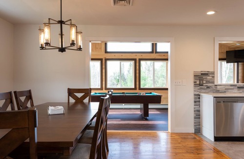 Hensonville House | Modern Mountain House 5Bd/3Ba, HotTub, 4 Season Room, 5 min from Windham Mtn