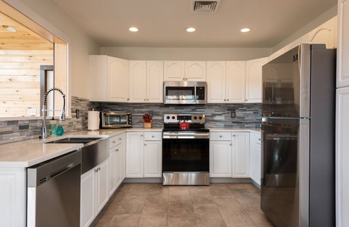 Hensonville House | Modern Mountain House 5Bd/3Ba, HotTub, 4 Season Room, 5 min from Windham Mtn