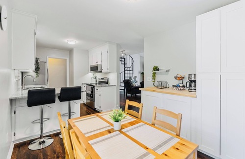 Mint Hill House | Modern Private Ranch Very Fast WiFi Vast Fenced Yard+Big Deck+Fire Pit!
