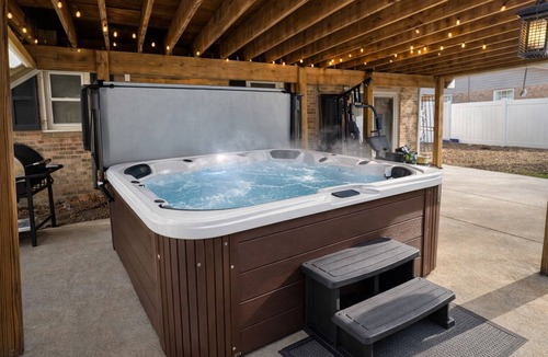 Rosaryville House | Modern stays with hot tub and pool