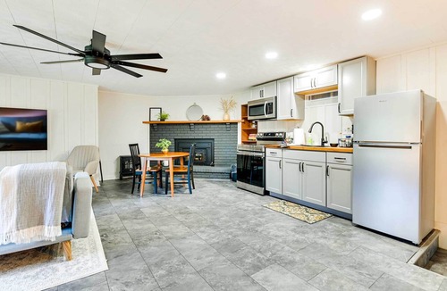 Ballston Spa Apartment | Modern Studio < 13 Mi to Saratoga Racetrack!