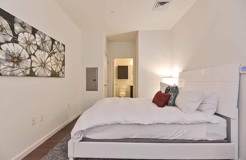 Central-Maverick Square - Paris Street Apartment | Modern Studio | Work Desk + WiFi | Minutes from Logan International | GLS