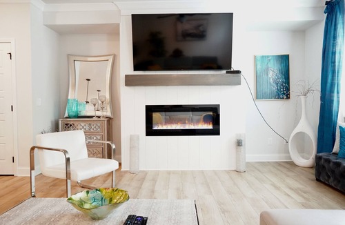 Oakwood House | Modern Townhome, minutes from golf course!