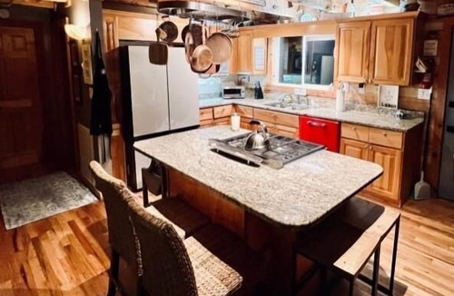 Seven Devils Cabin | Mont Blanc- Log Cabin, EV Charger, Pet Friendly, Pool table, A/C, Fire-Pit, Gas