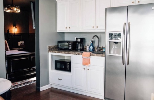 East Memphis Apartment | Moody Blues Studio | Perfect for work or romance