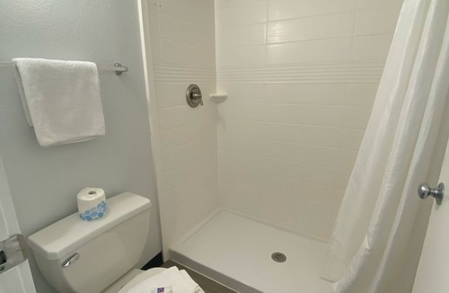 Windsor Locks Hotel | Motel 6 Windsor Locks, CT - Hartford