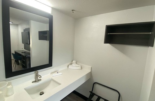 Windsor Locks Hotel | Motel 6 Windsor Locks, CT - Hartford